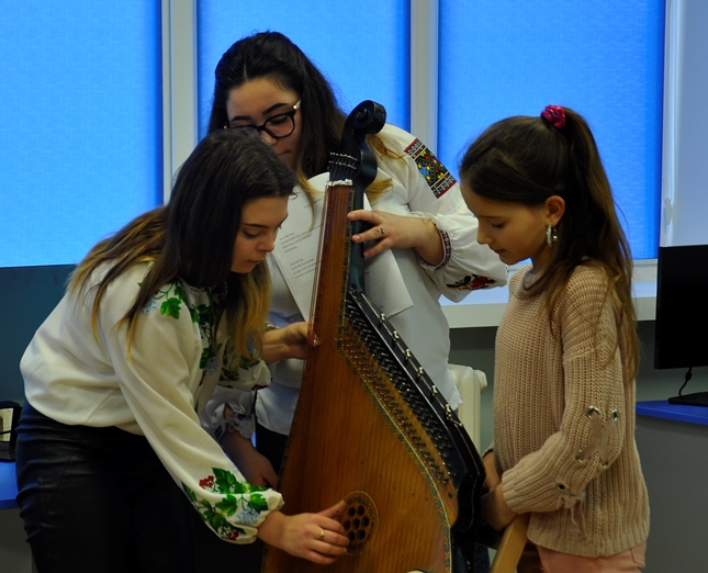 учні пробують грати на інструменті